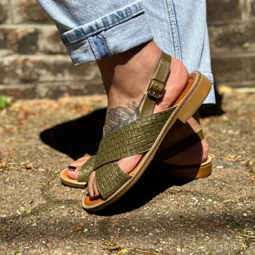 sandale femme plate , style minimaliste , chaussure confortable , chaussure de qualité