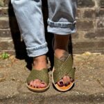 sandale plate kaki en cuir, fabriquéé en italie , livraison rapide ,