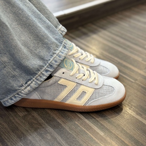 BASKET FEMME SPORT CHIC , chaussure bleu ciel , basket style crochet